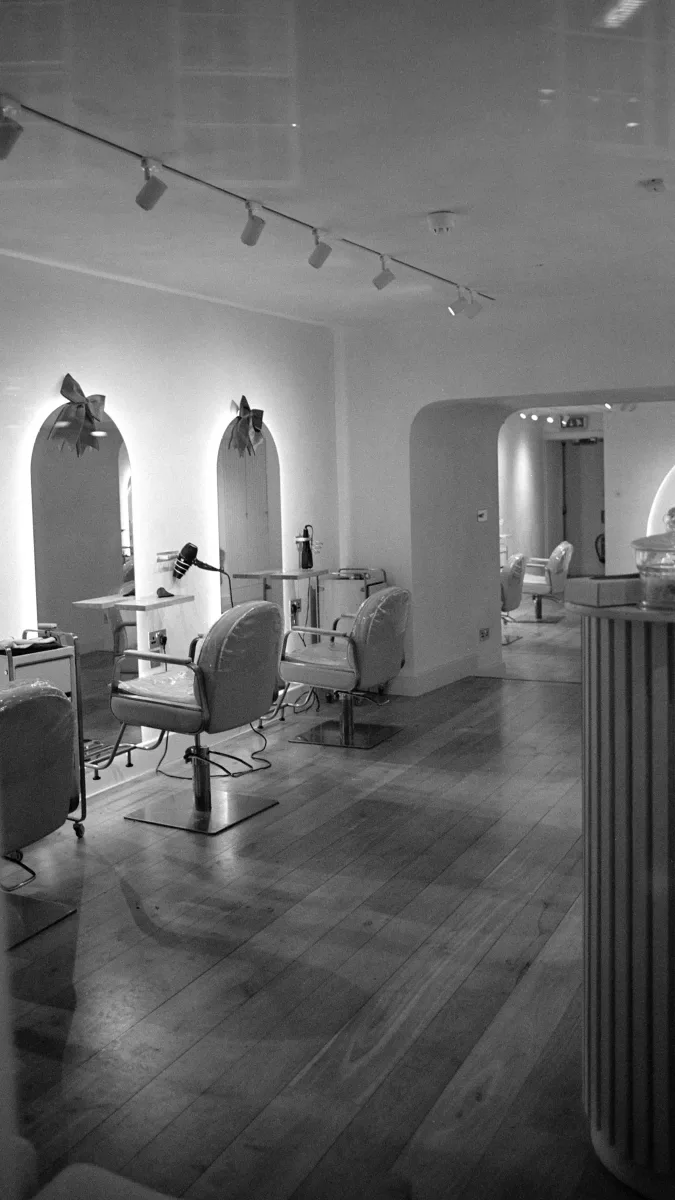 Salon in Schwarzweiß mit Spiegeln im Rundbogen